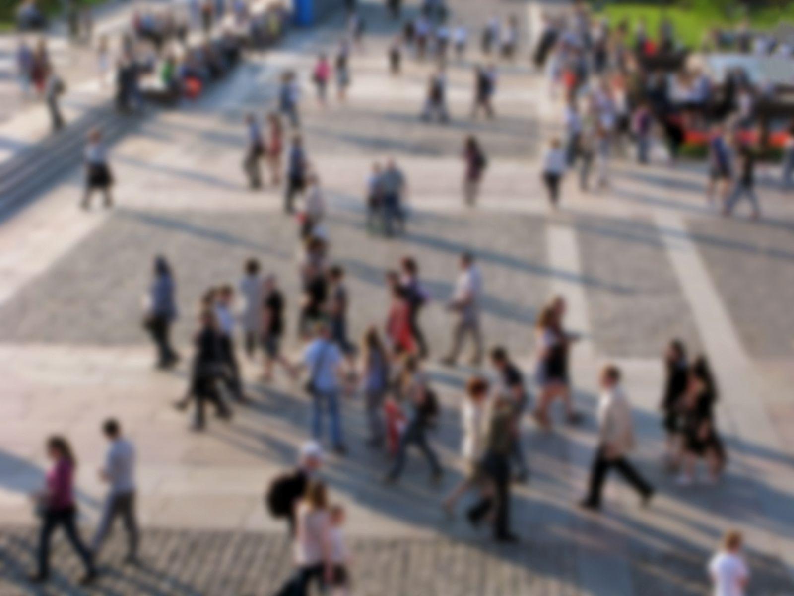 Gente caminando en una plaza urbana, símbolo de la nueva demografía