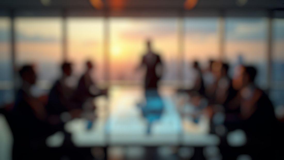 Sala de directorio al atardecer, reunión de equipo de liderazgo